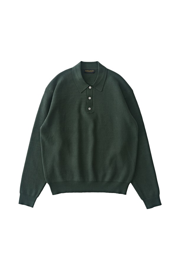 따뜻하고 포근한 분위기의 하찌 버튼업 카라 니트 (카키)입니다. 가을, 겨울 시즌 데일리룩에 활용하기 좋은 베이직하고 캐주얼한 스타일의 니트입니다. 부드러운 촉감의 두꺼운 하찌 니트 소재로 제작되어 보온성을 높였습니다. 넉넉한 레귤러핏에 카라 디자인과 버튼업 디테일이 더해져 클래식하고 미니멀한 무드를 연출합니다. 긴 소매 기장과 크롭 기장으로 다양한 하의와 매치하여 개성 있는 스타일을 완성할 수 있습니다.
