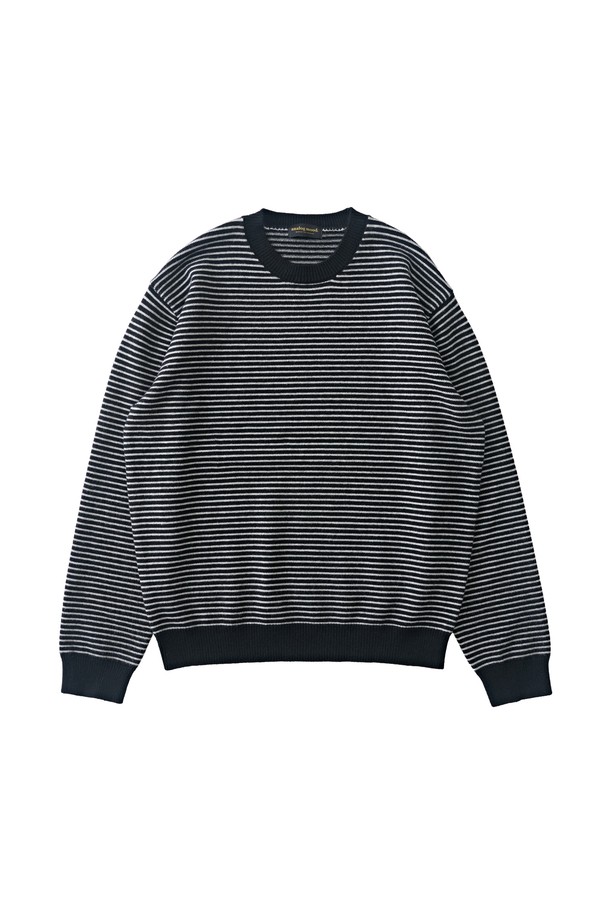 블랙 컬러의 스트라이프 라운드 웜 니트입니다. 모달, 폴리에스테르, 아크릴 혼방 소재로 제작되어 부드러운 촉감과 편안한 착용감을 제공합니다. 가을, 겨울철 데일리룩에 활용하기 좋으며, 캐주얼, 미니멀, 클래식 스타일 연출에 적합합니다. 레귤러핏 라운드넥 디자인에 긴 소매 기장으로, 단독 또는 아우터 이너로 활용하여 다양한 스타일을 연출할 수 있습니다. 중간 두께감으로 간절기부터 겨울까지 따뜻하게 착용 가능하며, 내구성이 좋아 오랫동안 즐겨 입을 수 있습니다.
