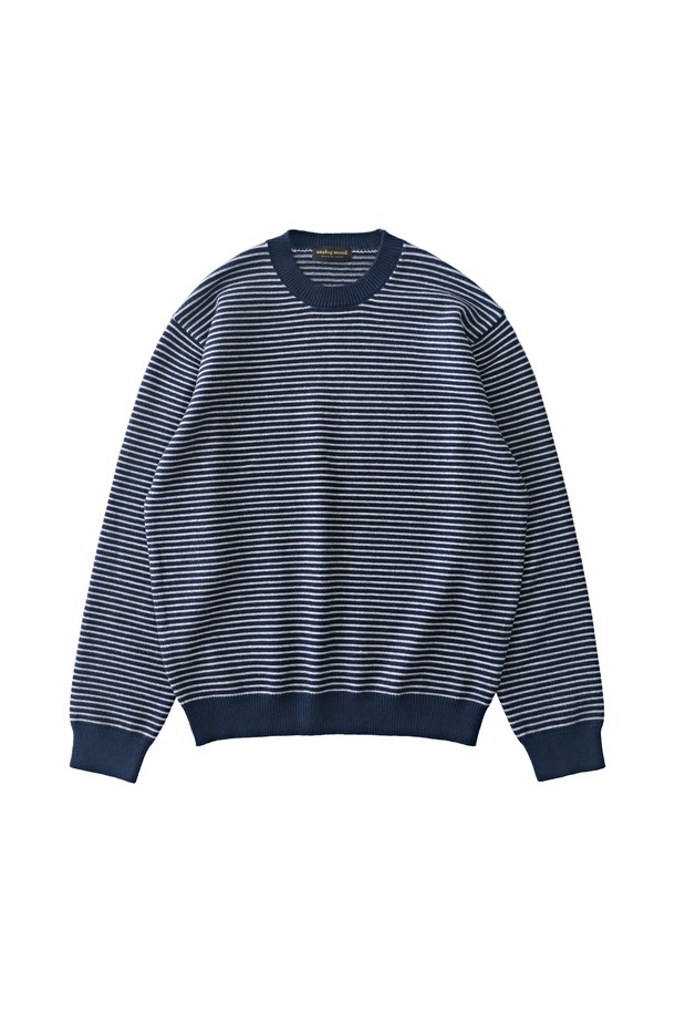 네이비 컬러의 스트라이프 라운드 웜 니트입니다. 쌀쌀한 가을, 겨울철 데일리룩에 활용하기 좋은 캐주얼하고 베이직한 스타일의 제품입니다. 부드러운 니트 소재로 제작되었으며, 두꺼운 두께감으로 따뜻하게 착용할 수 있습니다. 레귤러핏에 긴 소매, 라운드넥 디자인으로 편안한 착용감을 제공합니다. 크롭 기장과 스트라이프 패턴이 특징이며, 다양한 하의와 매치하여 클래식하고 미니멀한 룩을 연출할 수 있습니다.
