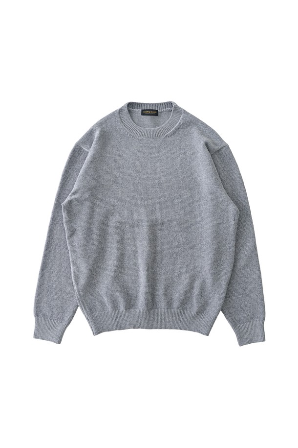 부드러운 촉감이 돋보이는 벨로아 클래식 라운드 니트 (그레이)입니다. 모달, 폴리에스테르, 아크릴 혼방 소재로 제작되어 가볍고 편안한 착용감을 선사합니다. 릴랙스 핏과 라운드넥 디자인으로 일상 속 편안함을 더하며, 가을, 겨울 시즌 데일리룩에 활용하기 좋습니다. 베이직하고 클래식한 스타일로 다양한 하의와 매치하여 미니멀하고 세련된 룩을 연출해보세요. 심플한 디자인과 클린한 실루엣으로 어떤 스타일에도 잘 어울립니다.
