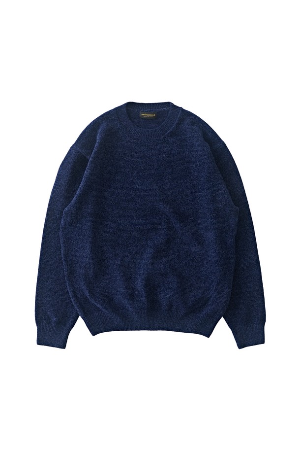 벨로아 클래식 라운드 니트 (네이비)는 부드러운 촉감의 벨로아 소재로 제작되어 가을, 겨울 시즌에 따뜻함을 선사합니다. 넉넉한 두께감과 레귤러핏으로 편안한 착용감을 제공하며, 라운드넥과 긴 소매 디자인으로 클래식하고 베이직한 스타일을 연출합니다. 무지 패턴의 네이비 컬러는 어떤 옷에도 잘 어울려 출근룩과 비즈니스 캐주얼에 활용하기 좋습니다. 미니멀한 디자인으로 유행을 타지 않고 오랫동안 즐겨 입을 수 있는 아이템입니다.
