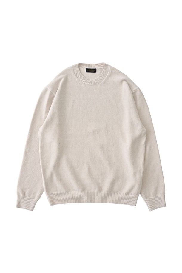 벨로아 클래식 라운드 니트 (오트밀)는 부드러운 촉감의 벨로아 원단을 사용하여 포근함을 선사하는 겨울철 데일리룩을 위한 니트입니다. 클래식하고 미니멀한 스타일을 연출하며, 라운드 넥과 레귤러핏으로 편안하게 착용할 수 있습니다. 면, 울, 나일론, 레이온, 폴리에스테르, 아크릴 등 다양한 소재가 혼방되어 보온성을 높였습니다. 오트밀 컬러의 무지 디자인으로 어떤 옷에도 쉽게 매치할 수 있으며, 두꺼운 두께감으로 따뜻하게 착용 가능합니다. 긴 소매 기장의 레귤러 기장 니트입니다.
