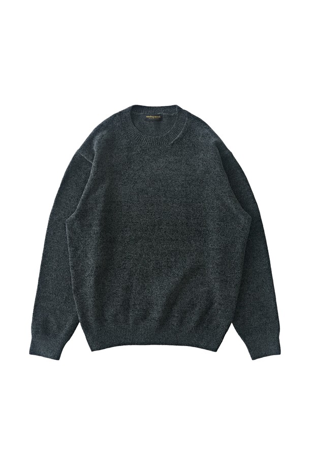 차분하고 세련된 무드의 벨로아 클래식 라운드 니트 (차콜)입니다. 부드러운 벨로아 소재로 제작되어 포근하고 고급스러운 촉감을 선사하며, 가을/겨울 시즌에 따뜻하게 착용하기 좋습니다. 레귤러 핏과 라운드넥 디자인으로 어떤 스타일에도 잘 어울리며, 베이직하고 클래식한 매력을 더합니다. 특히, 겨울 데일리룩에 활용하기 좋은 아이템입니다.
