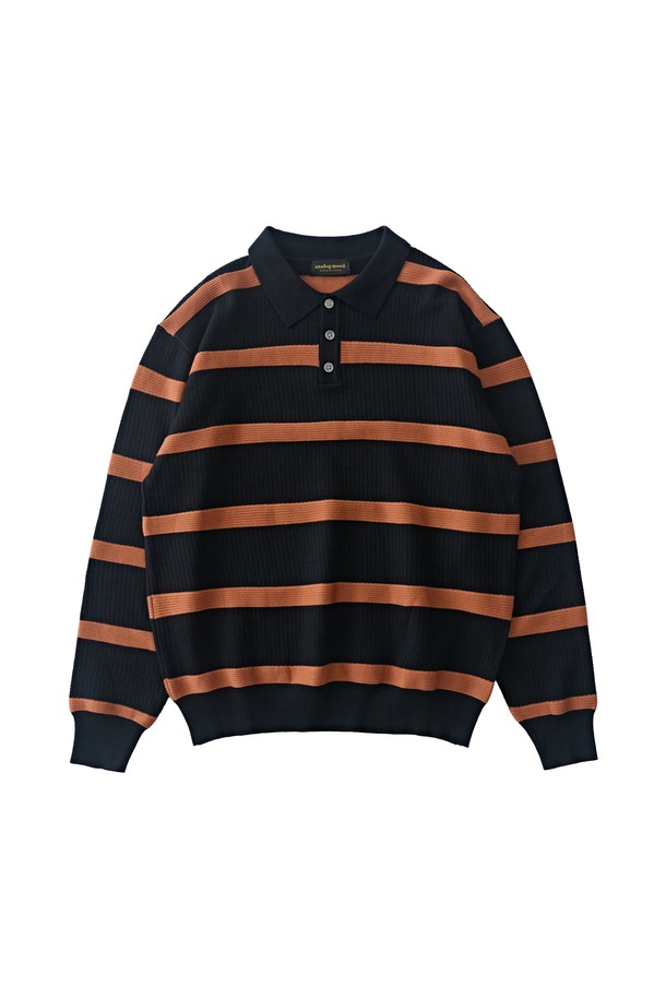 모던한 감각의 블랙 단가라 스트라이프 니트입니다. 부드러운 촉감의 비스코스, 폴리에스테르, 나일론 혼방 소재로 제작되어 편안한 착용감을 선사합니다. 릴랙스핏과 긴 소매, 카라넥 디자인으로 캐주얼하면서도 클래식한 분위기를 연출합니다. 탄탄한 니트 조직감과 깔끔한 실루엣이 돋보이며, 데이트룩 또는 겨울 데일리룩으로 활용하기 좋습니다. FREE 사이즈로 누구나 부담 없이 즐길 수 있습니다.
