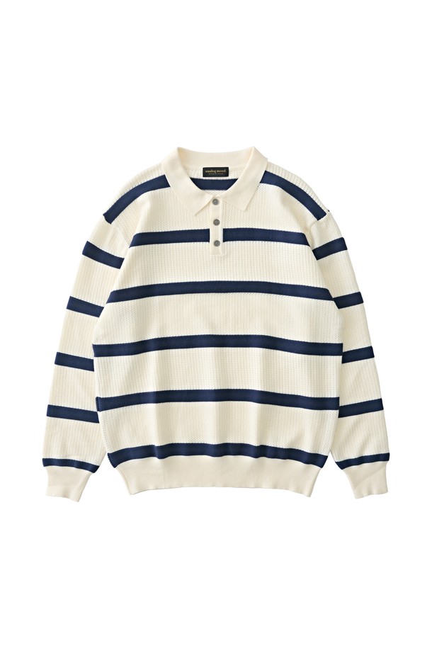 모던 단가라 스트라이프 니트 (화이트)는 부드러운 촉감이 돋보이는 릴랙스핏 니트입니다. 비스코스, 폴리에스테르, 나일론 혼방 소재로 제작되어 봄, 가을에 적합하며, 신축성 있는 소재로 편안한 착용감을 선사합니다. 깔끔한 실루엣과 베이직한 디자인은 데이트룩, 카페룩, 모임룩 등 다양한 TPO에 활용 가능하며, 단독으로도 멋스러운 스타일을 연출할 수 있습니다. 클래식, 미니멀, 캐주얼 스타일을 즐겨 입는 분들께 추천합니다. 긴 소매 카라넥 디자인에 화이트와 네이비 컬러의 스트라이프 패턴이 포인트를 더합니다.
