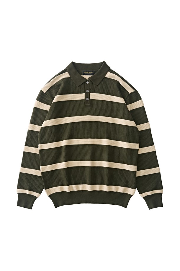 모던한 감각의 카키 컬러 단가라 스트라이프 니트입니다. 부드러운 촉감의 니트 소재로 제작되어 가을, 겨울철 따뜻하게 착용하기 좋습니다. 레귤러 핏에 폴로넥 디자인으로 캐주얼하면서도 클래식한 분위기를 연출하며, 출근룩과 모임룩 모두 활용 가능합니다. 골지 디테일이 더해져 밋밋함을 덜고 스타일리시함을 더했습니다. 긴 소매 기장으로 간절기부터 한겨울까지 폭넓게 활용할 수 있는 아이템입니다.
