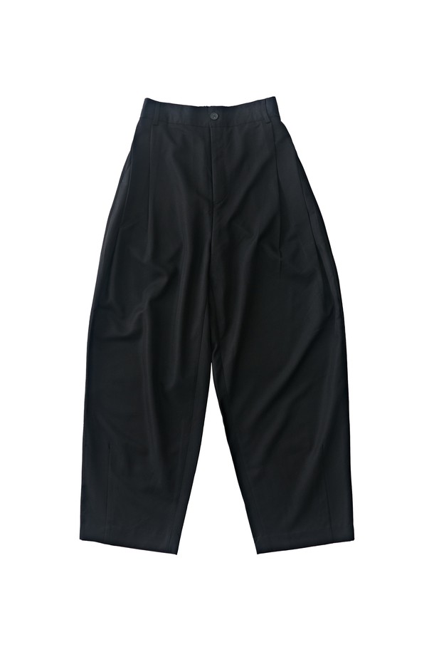 울 블랜드 벌룬 슬랙스는 울 혼방 소재로 제작되어 부드러운 촉감을 선사하며, 사계절 내내 활용하기 좋습니다. 허리부터 밑단까지 여유 있는 루즈핏 와이드 실루엣으로 편안하면서도 세련된 스타일을 연출합니다. 블랙 컬러의 무지 디자인은 베이직하고 미니멀한 무드를 더해 다양한 상의와 매치하기 용이합니다. 오피스룩, 비즈니스 캐주얼, 모임룩 등 TPO에 구애받지 않고 클래식, 미니멀, 시크한 스타일을 완성할 수 있습니다.
