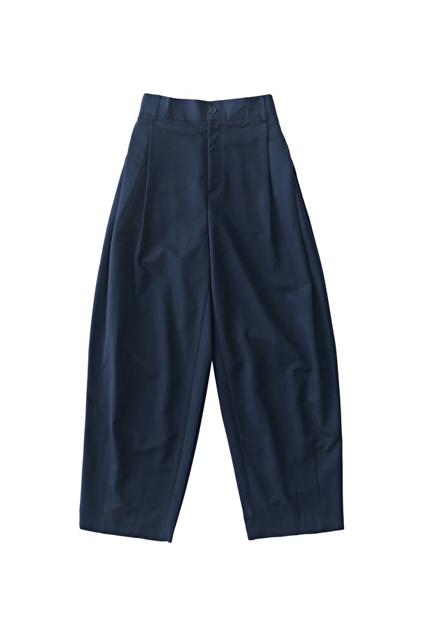 네이비 컬러의 울 블랜드 벌룬 슬랙스는 가을, 겨울 시즌의 클래식한 무드를 연출해 줍니다. 넉넉한 루즈핏과 벌룬핏 디자인으로 편안하면서도 스타일리시한 핏을 제공합니다. 두꺼운 울 소재로 제작되어 보온성이 뛰어나며, 데일리룩과 출근룩, 비즈니스 캐주얼 스타일 모두 소화 가능합니다. 미니멀한 디자인으로 다양한 상의와 매치하기 용이하며, 유행을 타지 않는 클래식한 매력을 선사합니다.
