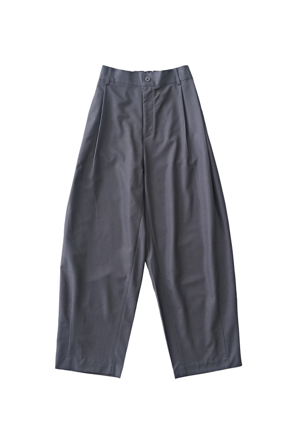 세련된 무드의 울 블랜드 벌룬 슬랙스 (그레이)입니다. 울, 폴리에스테르, 레이온, 스판덱스의 혼방 소재로 제작되어 부드러운 촉감과 편안한 착용감을 선사합니다. 미니멀하고 베이직한 스타일로, 와이드 핏과 롱 기장이 트렌디한 실루엣을 연출합니다. 일상, 캐주얼, 포멀 등 다양한 TPO에 활용 가능하며, 오피스룩, 비즈니스 캐주얼, 출근룩에도 잘 어울립니다. 심플한 디자인과 유동적인 핏으로 시크하고 클래식한 스타일을 완성해보세요.
