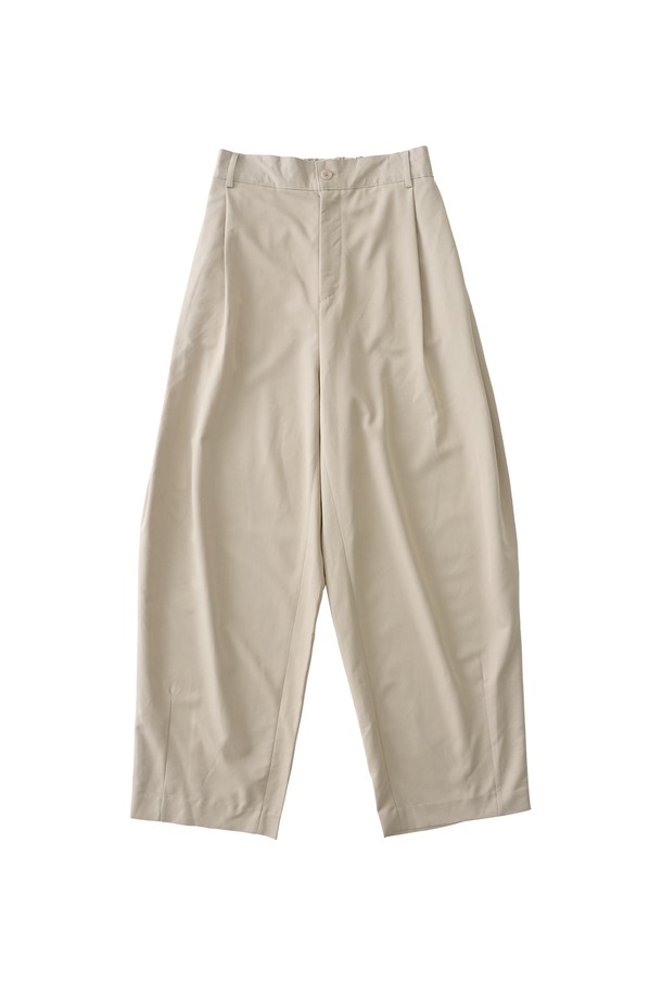 베이직한 디자인으로 데일리하게 즐겨 입기 좋은 울 블랜드 벌룬 슬랙스입니다. 부드러운 촉감의 울(4%) 혼방 소재로 제작되어 편안한 착용감을 선사하며, 자연스러운 드레이프성이 특징입니다. 텍스타일 60%, 레이온 34%, 스판덱스 2%의 혼용률로 제작되어 활동성을 높였습니다. 넉넉한 와이드 핏과 롱 기장으로 트렌디한 스타일을 연출하며, 미니멀, 클래식, 시크 스타일을 즐겨 입는 여성분들께 추천합니다. 출근룩과 오피스룩에 활용하기 좋은 베이직 슬랙스입니다.
