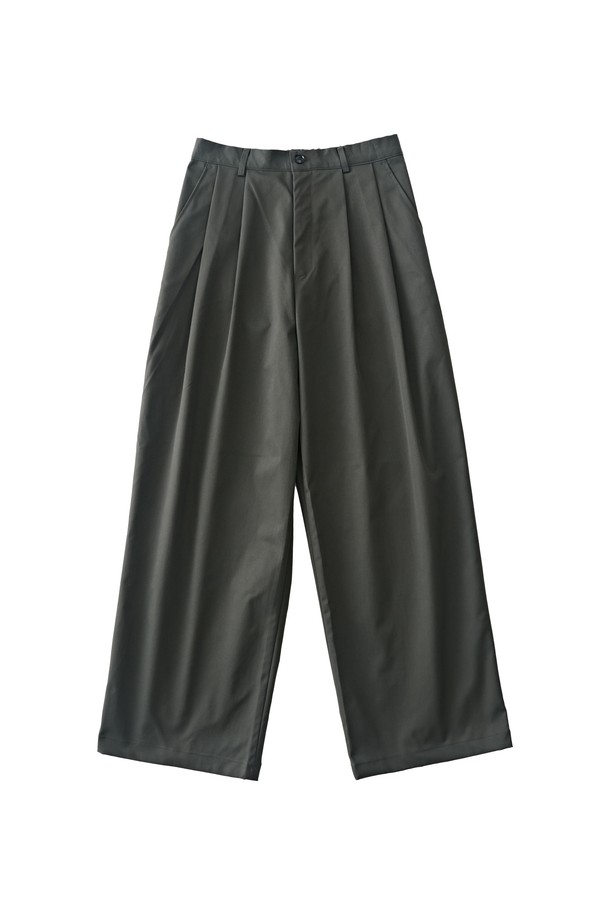 차분한 분위기의 코튼 핀턱 밴딩 슬랙스 (차콜)입니다. 부드러운 면 소재로 제작되어 편안한 착용감을 선사하며, 봄, 가을 시즌에 활용하기 좋습니다. 핀턱 디테일이 더해져 캐주얼하면서도 클래식한 무드를 연출합니다. 허리 밴딩으로 활동성을 높였으며, 레귤러핏으로 누구나 부담 없이 착용 가능합니다. 일상, 출근룩 등 다양한 TPO에 활용할 수 있는 베이직한 디자인의 슬랙스입니다.
