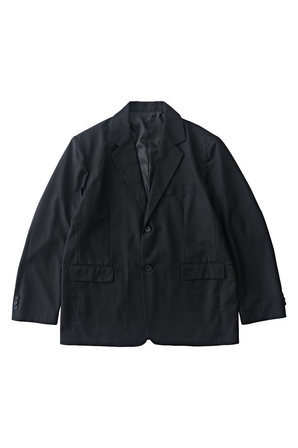 빅대디 오버사이즈 블레이저 (블랙)는 일상과 포멀한 자리 모두에 어울리는 클래식 스타일의 블레이저입니다. 부드러운 촉감의 폴리에스테르와 레이온 혼방 소재로 제작되었으며, 오버핏 실루엣과 싱글 버튼 여밈으로 편안하면서도 세련된 분위기를 연출합니다. 테일러드 칼라와 내추럴 숄더라인, 소프트 실루엣이 특징이며 FREE 사이즈로 폭넓은 체형에 적합합니다. 오피스룩, 비즈니스 캐주얼, 모임룩 등 다양한 TPO에 활용하여 미니멀하고 시크한 스타일을 완성해보세요. 긴 소매 기장으로 간절기에도 유용하게 착용할 수 있습니다.
