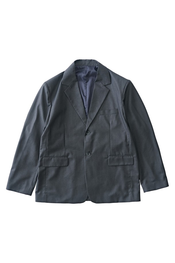 빅대디 오버사이즈 블레이저 (차콜)는 클래식한 무드의 오버핏 블레이저입니다. 차콜 컬러의 무지 디자인으로, 일상과 포멀한 자리 모두 잘 어울립니다. 부드러운 촉감의 폴리에스테르와 레이온 혼방 소재에 내추럴 숄더라인과 테일러드 칼라, 클린컷 디자인으로 세련됨을 더했습니다. 긴 소매 기장으로 제작되었으며, 오피스룩, 비즈니스 캐주얼, 모임룩 등 다양한 TPO에 활용할 수 있습니다. 미니멀하고 시크한 스타일을 연출하기에 좋습니다.
