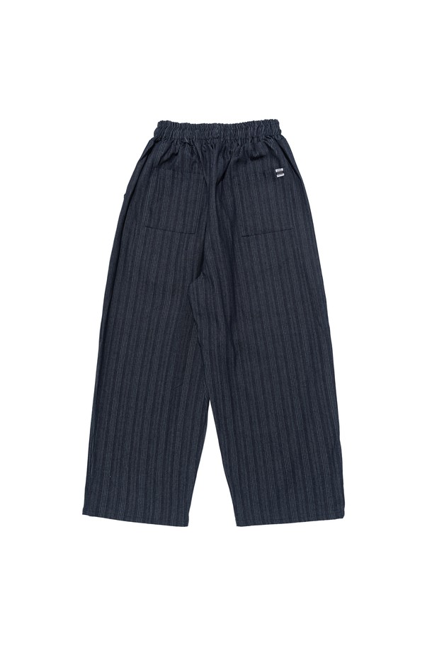 **HIGH-FLOW 스트라이프 벌룬 팬츠 (네이비)**는 캐주얼, 미니멀, 시티보이 스타일을 추구하는 남녀 모두를 위한 아이템입니다. 봄, 여름, 가을 시즌에 활용하기 좋으며, 여행룩이나 산책룩으로도 손색없습니다. 얇은 두께감과 루즈핏으로 편안함을 선사하며, 하이웨스트 디자인과 와이드한 실루엣이 돋보입니다. 네이비 컬러의 스트라이프 패턴이 시원하고 세련된 느낌을 주며, 밴딩 허리 디자인으로 활동성을 높였습니다. 넉넉한 배기핏으로 편안한 착용감을 느낄 수 있습니다.
