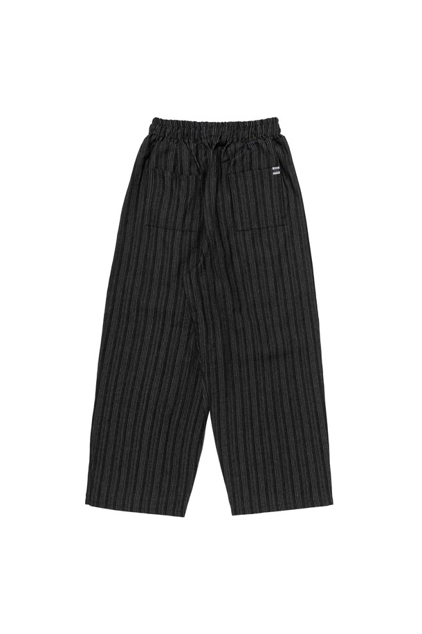 HIGH-FLOW (하이 플로우) 스트라이프 벌룬 팬츠 (블랙)는 캐주얼하고 미니멀한 스타일을 연출하기 좋은 바지입니다. 네이비와 블랙 두 가지 색상으로 출시되었으며, 봄, 여름, 가을, 겨울 사계절 내내 활용할 수 있습니다. 폴리에스터, 레이온, 스판덱스 혼방 소재로 제작되어 부드러운 촉감과 편안한 착용감을 제공합니다. 허리 스트링 디테일과 밴딩 처리로 활동성을 높였으며, 루즈핏 와이드 실루엣의 스트라이프 패턴이 특징입니다. 신축성이 있어 편안하게 움직일 수 있습니다.
