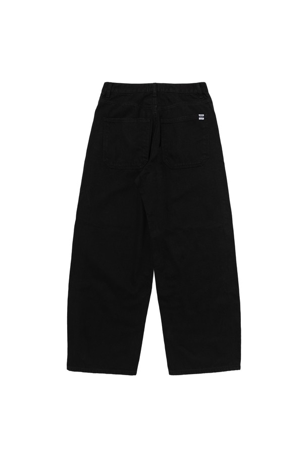 빈티지 코튼 와이드 커브드 데님 팬츠 (블랙)는 캐주얼과 클래식 스타일을 모두 아우르는 매력적인 데님 팬츠입니다. 넉넉한 루즈핏과 와이드한 실루엣이 편안하면서도 스타일리시한 착용감을 선사하며, 사계절 모두 활용 가능한 두꺼운 두께감으로 제작되었습니다. 워싱 디테일이 더해져 빈티지한 무드를 자아내며 여행룩으로도 손색없는 아이템입니다. 부드럽지 않고 뻣뻣한 데님 소재 특유의 견고함이 돋보이는 제품입니다. 블랙 컬러로 어떤 상의와도 쉽게 매치하여 다양한 스타일을 연출할 수 있습니다.
