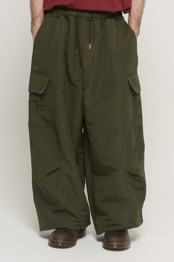 HEAVY FLOW 나일론 카고 와이드 팬츠 (KHAKI)는 캐주얼, 스트릿, 워크웨어 스타일을 아우르는 남성용 카고 팬츠입니다. 봄, 가을에 적합하며, 뻣뻣한 촉감의 나일론 소재로 제작되어 튼튼한 내구성을 자랑합니다. 넉넉한 루즈핏 와이드 디자인으로 편안한 착용감을 선사하며, 카고 포켓과 사이드 포켓으로 수납성을 높였습니다. 캠핑룩 연출에도 용이하며, 무지 디자인과 카키 컬러로 어떤 상의와도 쉽게 매치할 수 있습니다. 밴딩 처리된 허리 부분은 활동성을 더합니다.
