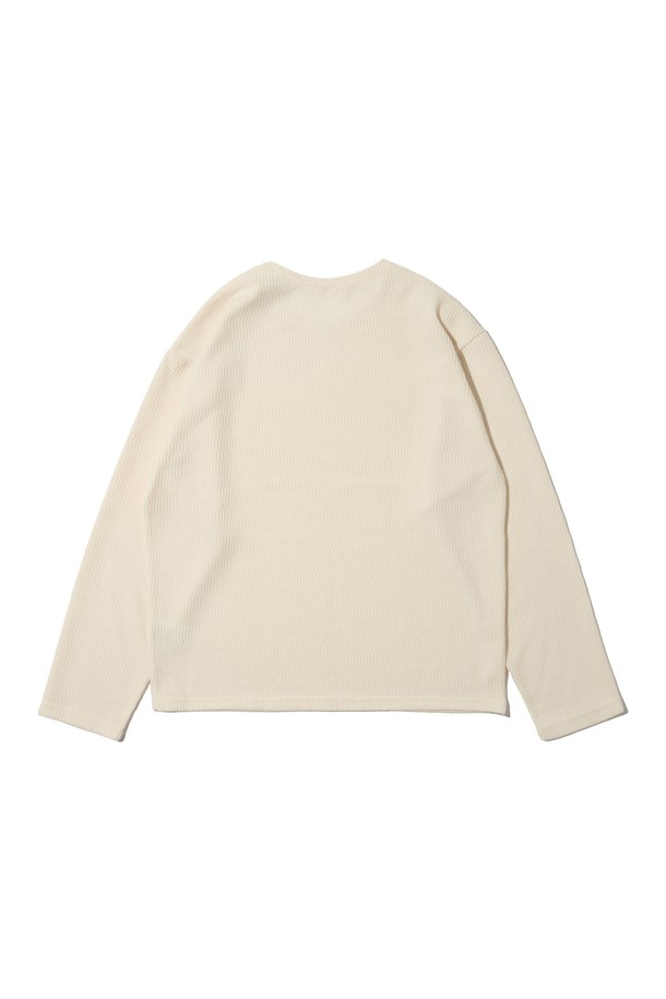 베이직하고 미니멀한 스타일의 여성용 스냅 포인트 라운드 니트입니다. 부드러운 촉감의 얇은 두께로 봄, 가을에 적합하며, 크림 컬러가 어떤 옷에도 잘 어울립니다. 레귤러핏으로 편안하게 착용 가능하며, 긴 소매와 라운드넥 디자인으로 깔끔한 느낌을 줍니다. 스냅 버튼 디테일이 포인트로, 밋밋함을 덜어줍니다.
