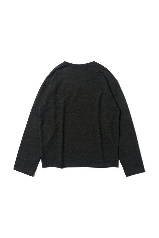 차분한 무드의 스냅 포인트 라운드 니트 (차콜)입니다. 부드러운 촉감의 니트 소재로 제작되어 가을, 겨울철 따뜻하게 착용할 수 있습니다. 베이직하고 캐주얼한 스타일로 출근룩, 일상 어디에나 잘 어울립니다. 레귤러 핏에 라운드넥 디자인이며, 긴 소매와 두꺼운 두께감으로 포근함을 더했습니다. 스냅 버튼 디테일이 포인트로, 미니멀하면서도 세련된 느낌을 선사합니다.
