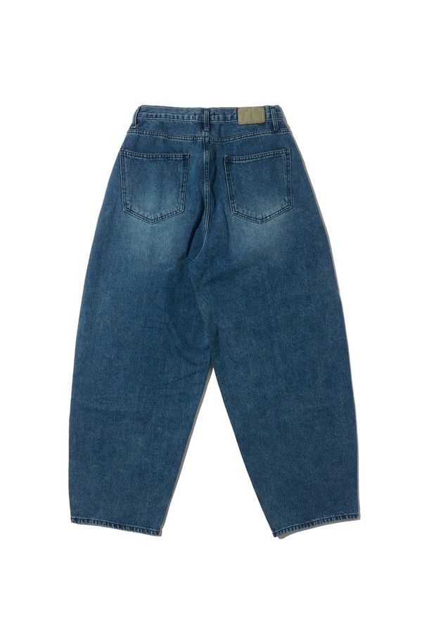 절개 와이드 벌룬 데님 팬츠(중청)는 캐주얼한 무드의 여성 데님 팬츠입니다. 봄, 여름, 가을에 착용하기 좋으며, 일상, 데이트룩, 여행룩 등 다양한 TPO에 활용할 수 있습니다. 뻣뻣한 촉감의 중청 컬러 데님 소재로 제작되었으며, 와이드하고 벌룬 핏으로 편안한 착용감을 선사합니다. 무지 디자인에 절개 디테일이 더해져 미니멀하면서도 스타일리시한 포인트를 줍니다. 루즈핏으로 어떤 상의와도 쉽게 매치하여 캐주얼, 미니멀, 클래식 스타일을 연출할 수 있습니다.
