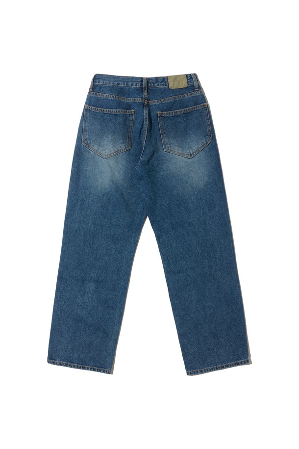 빈티지 워싱 데님 팬츠 (중청)는 캐주얼하고 미니멀한 스타일을 추구하는 남성분들을 위한 데님 팬츠입니다. 봄, 여름, 가을, 계절에 숏 기장으로 시원하게 착용 가능하며, 데이트룩과 여행룩에 활용하기 좋습니다. 워싱 가공으로 빈티지한 매력을 더했으며, 레귤러핏으로 편안한 착용감을 선사합니다. 뻣뻣한 촉감의 무지 데님 소재로 제작되었습니다.
