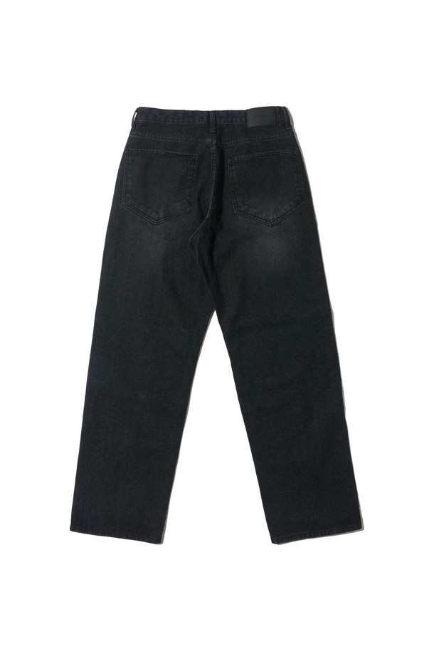빈티지 워싱 데님 팬츠(흑청)는 캐주얼하고 빈티지한 스타일을 즐기는 분들을 위한 레귤러핏 데님 팬츠입니다. 흑청 컬러의 데님 소재에 워싱 가공을 더해 자연스러운 멋을 연출하며, 봄, 여름, 가을 3계절 모두 착용 가능합니다. 데이트룩, 출근룩 등 다양한 TPO에 활용 가능하며, 미니멀, 클래식 스타일과도 잘 어울립니다. 무지 디자인으로 어떤 상의와도 매치하기 용이하며, 활동성을 고려한 레귤러핏으로 편안한 착용감을 제공합니다.
