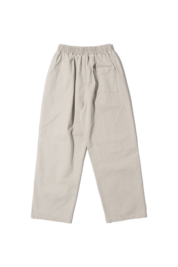 아이보리 컬러의 바이오 원턱 와이드 코튼 팬츠입니다. 봄, 여름 시즌에 적합하며, 부드러운 촉감과 얇은 두께로 편안한 착용감을 선사합니다. 루즈핏의 와이드 스타일로, 베이직하면서도 캐주얼한 무드를 연출하며 산책룩, 데이트룩 등 다양한 TPO에 활용 가능합니다. 면 소재에 원턱 디테일이 더해져 미니멀, 클래식 스타일을 완성하며 밴딩 처리로 편안함을 더했습니다.
