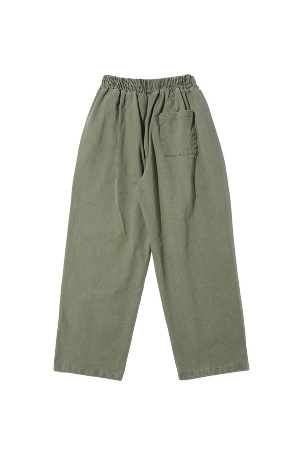 부드러운 면 소재로 제작되어 편안한 착용감을 선사하는 바이오 원턱 와이드 카키색 반바지입니다. 얇은 두께감과 루즈핏으로 제작되어 봄, 여름, 가을 쾌적하게 착용 가능하며, 베이직하고 캐주얼한 스타일을 연출합니다. 허리 밴딩과 원턱 디테일이 편안함과 활동성을 더하며, 여행룩, 캠핑룩 등 다양한 TPO에 활용하기 좋습니다. 미니멀, 캐주얼, 클래식한 스타일을 즐겨 입는 분들께 추천합니다.
