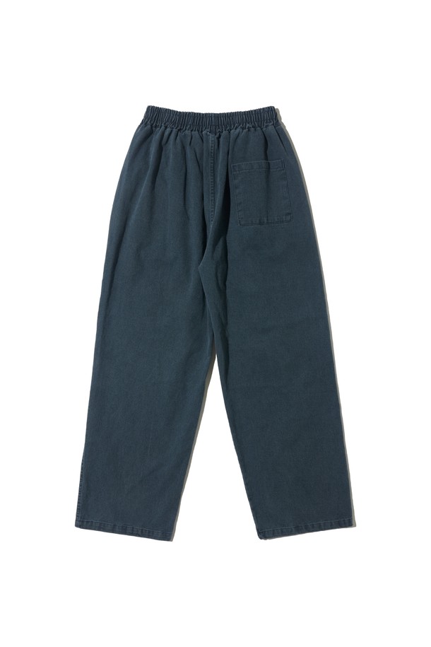 네이비 색상의 바이오 원턱 와이드 코튼 팬츠입니다. 면 소재로 제작되어 부드러운 촉감을 선사하며, 봄, 가을에 착용하기 좋습니다. 루즈핏의 와이드한 실루엣과 원턱 디테일이 특징이며, 베이직하고 캐주얼한 스타일을 연출합니다. 출근룩이나 비즈니스 캐주얼에도 활용하기 좋은 아이템입니다. 무지 디자인으로 다양한 상의와 매치하기 용이합니다.
