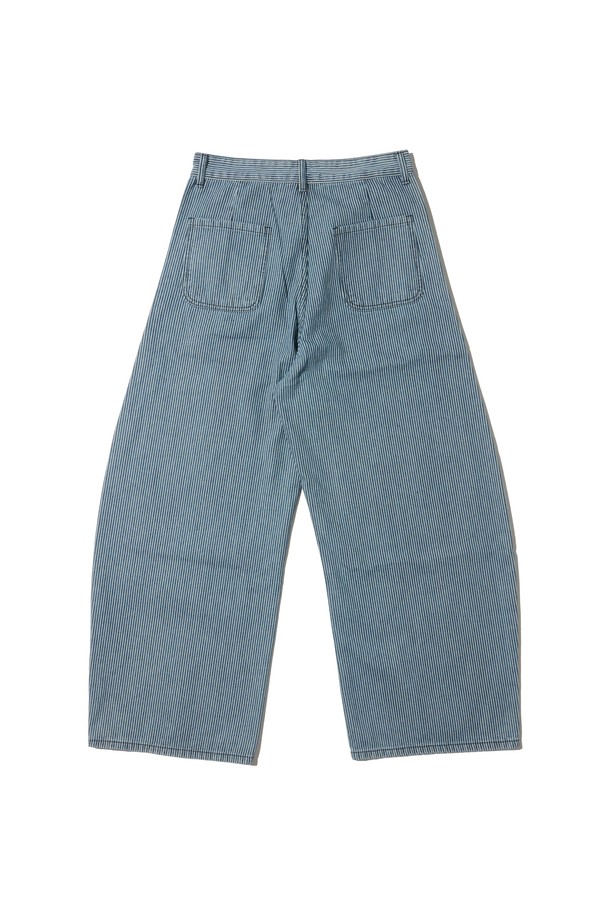 산뜻한 블루 컬러의 스트라이프 세미 와이드 벌룬 팬츠입니다. 캐주얼하고 미니멀한 스타일로, 봄과 여름 시즌에 산책룩으로 활용하기 좋습니다. 와이드 핏과 벌룬 실루엣이 편안하면서도 스타일리시한 매력을 선사합니다. 다양한 상의와 매치하여 개성 있는 룩을 연출해보세요. 일상에서 편안하게 즐겨 입을 수 있는 매력적인 바지입니다.
