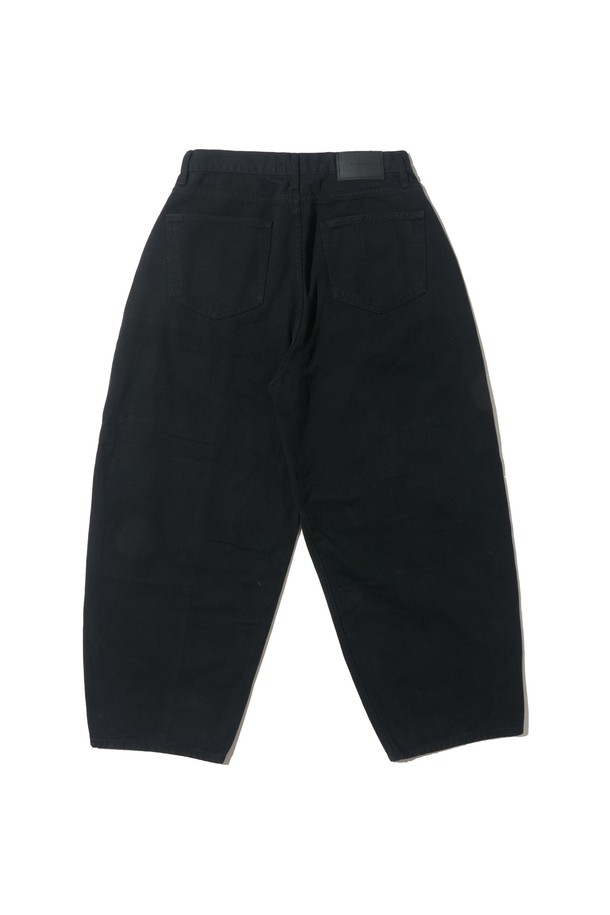 블랙 컬러의 절개 포인트 웨스턴 벌룬 팬츠입니다. 봄, 여름, 가을 시즌에 활용하기 좋은 긴 기장의 바지로, 캐주얼, 미니멀, 시크 스타일을 연출할 수 있습니다. 루즈핏 벌룬핏으로 편안한 착용감을 선사하며, 절개 디테일이 돋보이는 디자인입니다. 다양한 상의와 매치하여 웨스턴 무드를 즐길 수 있습니다. 데일리룩에 포인트를 더해보세요.
