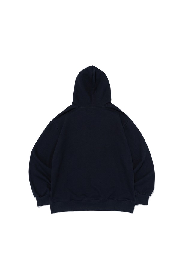 **[기모선택] SHAKA (샤카) 로고 후드 티셔츠 (네이비)**는 캐주얼 및 스트릿 스타일을 즐겨 입는 분들을 위한 후드 티셔츠입니다. 부드러운 기모 안감으로 제작되어 가을과 겨울철 따뜻하게 입을 수 있습니다. 레귤러 핏에 긴 소매 기장으로 편안한 착용감을 제공하며, 네이비 컬러에 SHAKA 로고 프린트가 포인트로 디자인되었습니다. 일상생활에서 폭넓게 활용하기 좋은 두꺼운 두께감의 후드 티셔츠입니다.
