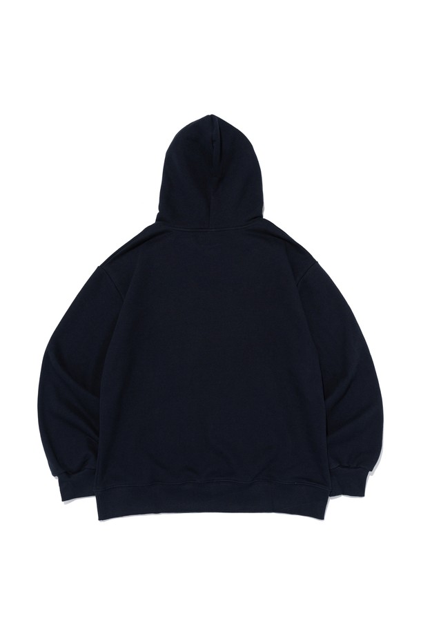 **[기모선택] 시그니처 로고 후드 티셔츠 (네이비)**는 캐주얼과 미니멀 스타일을 추구하는 분들을 위한 후드 티셔츠입니다. 넉넉한 레귤러 핏으로 편안한 착용감을 선사하며, 가을, 겨울 시즌에 적합하도록 두꺼운 기모 안감으로 제작되었습니다. 부드러운 촉감의 면 소재에 로고 패턴이 더해져 베이직하면서도 세련된 디자인을 완성합니다. 네이비 컬러로 어떤 스타일에도 쉽게 매치할 수 있으며, 선택형 기모 안감으로 보온성을 강화했습니다. 긴소매 후드 티셔츠로 일상에서 편안하게 즐겨 입을 수 있습니다.
