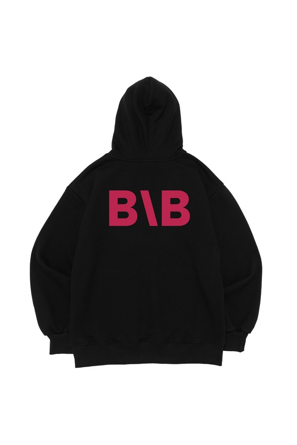 BB 아이덴티티 심볼 로고 후드 티셔츠 (블랙)는 캐주얼과 스트리트 스타일을 모두 만족시키는 공용 후드 티셔츠입니다. 가을, 겨울 시즌에 적합하며, 두꺼운 기모 안감으로 제작되어 부드러운 촉감을 선사합니다. 레귤러 핏에 긴 소매 기장으로 편안한 착용감을 제공하며, 전면에 BB 로고 프린트가 돋보이는 디자인입니다. 일상생활에서 스타일리시하게 연출하기 좋은 아이템입니다.
