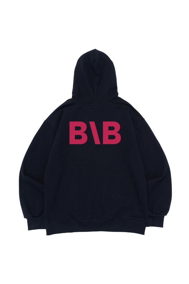 네이비 색상의 '[기모선택] BB 아이덴티티 심볼 로고 후드 티셔츠'입니다. 부드러운 촉감의 면 소재에 안감 기모를 더해 가을, 겨울철 따뜻하게 착용할 수 있습니다. 캐주얼, 스포티 스타일의 레귤러핏 후드 티셔츠로, BB 아이덴티티 심볼 로고가 디자인의 포인트입니다. 필요에 따라 기모 선택이 가능하여, 더욱 폭넓은 활용성을 자랑합니다. 일상생활에서 편안하고 스타일리시하게 연출하기 좋은 아이템입니다.
