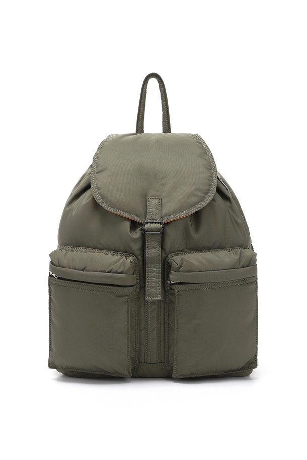 모노 투포켓 라이트 백팩 (카키)는 미니멀한 스타일과 빈티지한 감성을 담은 남성용 백팩입니다. 나일론 소재를 사용하여 가볍고 튼튼하며, 사각 형태에 전면 투 포켓 디자인으로 실용성을 더했습니다. 넉넉한 수납공간과 지퍼형 잠금 방식으로 소지품을 안전하게 보관할 수 있습니다. 출근룩, 여행룩, 캠핑룩 등 다양한 TPO에 활용 가능하며, 캐주얼, 시티보이 스타일을 즐기는 분들께 추천합니다. 심플한 실루엣과 안정적인 구조로 편안하게 사용 가능합니다.
