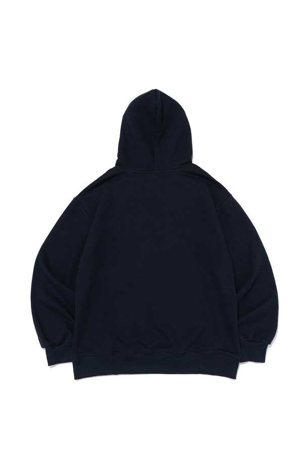 [기모선택] 아치 로고 후드티셔츠 (네이비)는 부드러운 촉감의 면 소재에 기모 안감을 더해 가을, 겨울철 따뜻하게 입을 수 있는 후드 티셔츠입니다. 세미 오버핏으로 편안한 착용감을 제공하며, 베이직하고 캐주얼한 스타일을 연출합니다. 네이비 컬러에 아치 로고 디자인으로 포인트를 더해 미니멀한 무드를 선호하는 분들께 추천합니다. 일상복은 물론 캠핑룩으로도 활용하기 좋은 실용적인 아이템입니다. 긴 소매 기장과 두께감으로 보온성을 높였습니다.
