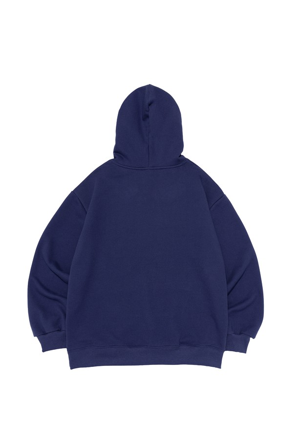 [기모선택] 에센셜 플랜 후드티셔츠 (블루)는 부드러운 촉감의 면, 폴리에스테르 혼방 소재에 기모 안감을 더해 가을과 겨울에 따뜻하게 입을 수 있는 후드 티셔츠입니다. 베이직하고 미니멀한 디자인으로, 일상에서 편안하게 착용하기 좋습니다. 넉넉한 릴랙스핏과 세미 오버핏으로 제작되어 활동성을 높였으며, 레귤러 기장으로 어떤 하의와도 잘 어울립니다. 긴 소매와 무지 패턴, 후드 디자인이 특징이며, 데일리웨어로 내구성이 좋아 오랫동안 착용할 수 있습니다.
