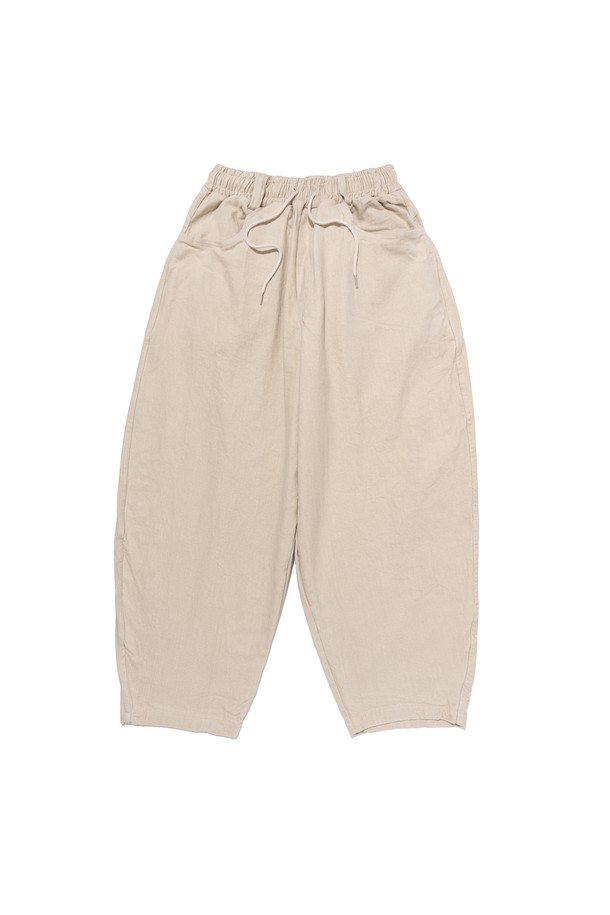 CB 커브드 벌룬 와이드 밴딩 팬츠 (아이보리)는 여성 및 남성 모두 착용 가능한 캐주얼, 스트릿, 미니멀 스타일의 밴딩 팬츠입니다. 부드럽고 편안한 면 스판덱스 혼방 소재에 두꺼운 두께감과 오버핏, 커브드 실루엣, 벌룬핏, 허리 스트링 디테일이 특징입니다. 안감은 패딩 처리되어 따뜻함을 더하며, 봄, 가을, 겨울 계절에 적합합니다. 와이드, 조거핏, 배기핏, 루즈핏의 다양한 핏으로 연출 가능하며, 아이보리 단일 컬러로 제공됩니다. 
