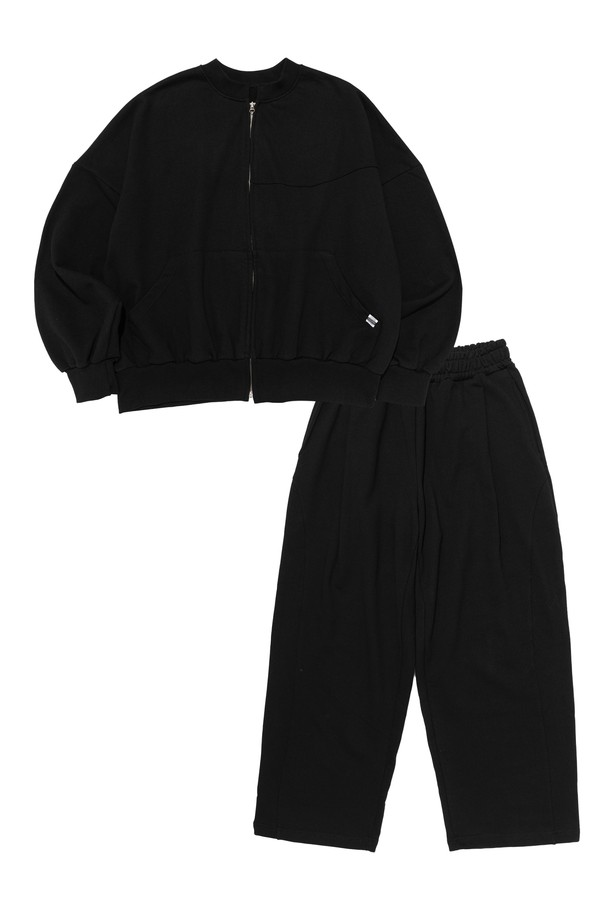 HEAVY WORK OVER FIT SWEAT SETUP (BLACK)는 캐주얼, 스트릿, 미니멀 스타일을 추구하는 유니섹스를 위한 헤비웨이트 스웨트 셋업입니다. 두껍고 도톰한 두께감의 면 소재로 제작되어 부드럽고 편안한 착용감을 선사합니다. 오버핏과 루즈핏으로 트렌디한 실루엣을 연출하며, 라운드넥과 집업 디자인을 선택할 수 있습니다. 무지 블랙 컬러에 구조적인 절개와 포켓 배치를 더해, 일상과 캐주얼 룩에 포인트를 더합니다. 봄, 가을, 겨울 계절에 활용하기 좋은 아이템입니다.
