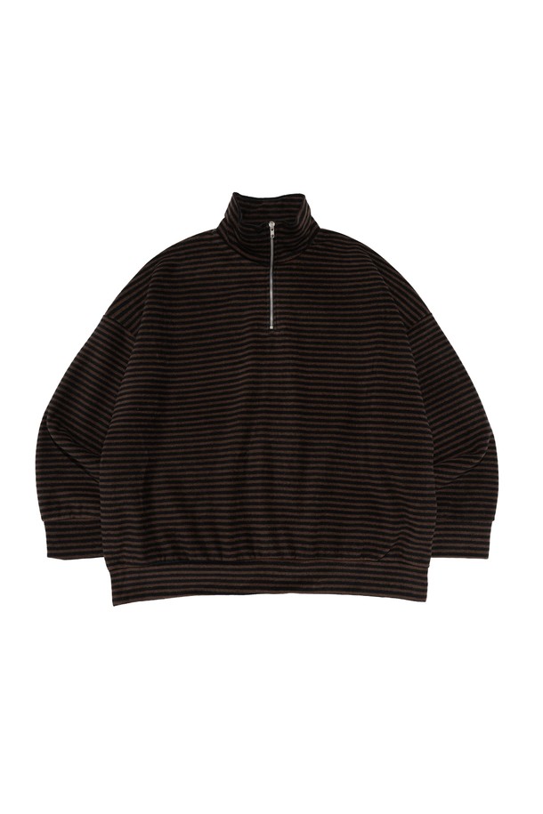 STRIPE HALF ZIP-UP FLEECE (BROWN)는 가을, 겨울 시즌에 어울리는 유니섹스 상의 티셔츠입니다. 부드러운 촉감의 플리스와 폴리에스테르 소재로 제작되어 두꺼운 두께감과 높은 보온성을 제공하며, 가볍게 착용할 수 있습니다. 캐주얼, 베이직 스타일을 위한 오버핏 디자인으로, 드롭숄더와 하프 집업, 하프넥 디테일이 돋보입니다. 브라운 컬러 바탕에 스트라이프 패턴이 더해져 캐주얼하면서도 클래식한, 미니멀한 무드를 연출합니다. 긴 소매 기장으로 다양한 스타일링이 가능하며, 일상 및 캐주얼 룩에 활용하기 좋습니다.
