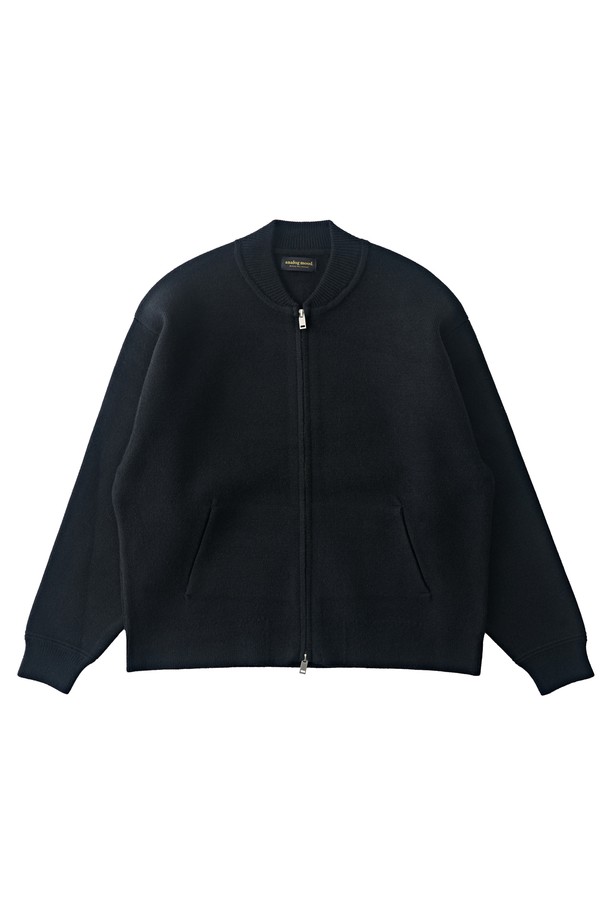 부드러운 촉감이 돋보이는 소프트 웜플랜 집업 가디건 (블랙)입니다. 모달, 폴리에스테르, 모 혼방의 부드러운 소재로 제작되어 편안한 착용감을 선사합니다. 미니멀, 베이직, 캐주얼 스타일을 아우르며, 라운드넥과 레귤러핏으로 디자인되었습니다. 봄, 가을, 겨울 모두 활용 가능한 긴소매 집업 가디건으로, 투웨이 지퍼 디테일이 돋보입니다. 일상복으로 활용하기 좋은 블랙 컬러의 무지 가디건입니다.
