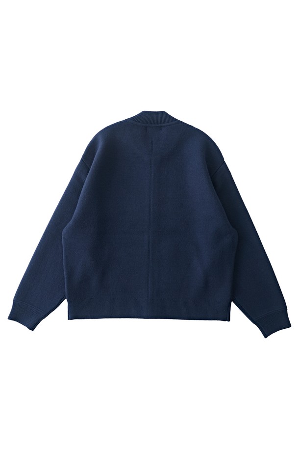 이 소프트 웜플랜 집업 가디건 (네이비)은 미니멀, 캐주얼, 클래식 스타일을 추구하는 유니섹스를 위한 제품입니다. 부드러운 모달, 폴리에스테르, 아크릴 혼방 소재로 제작되어 봄, 가을, 겨울 모두 착용 가능하며, 일상 및 캐주얼 룩에 적합합니다. 레귤러핏과 스탠다드 핏으로 편안함을 강조하며, 네이비 컬러의 무지 디자인이 어떤 스타일에도 쉽게 매치됩니다. 라운드넥 또는 하이넥으로 연출 가능하며, 투웨이 지퍼와 긴 소매로 실용성을 더했습니다. 출근룩으로도 활용 가능한 활용도 높은 아이템입니다.
