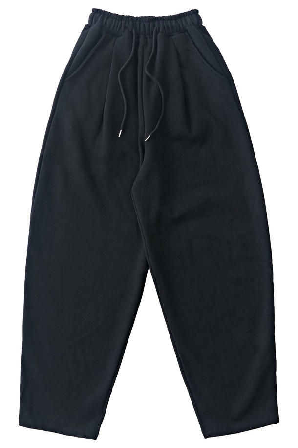 부드러운 촉감과 따뜻함을 선사하는 소프트 커브드 기모 스웨트팬츠 (블랙)입니다. 가을, 겨울 시즌에 어울리는 두꺼운 두께감과 기모 안감으로 포근하게 착용할 수 있습니다. 넉넉한 루즈핏과 와이드, 배기핏으로 편안한 활동성을 제공하며, 밴딩과 허리 스트링으로 허리 사이즈 조절이 용이합니다. 캐주얼, 베이직, 심플한 스타일을 즐기는 여성분들께 데일리룩, 집콕룩, 산책룩으로 추천합니다. 무지 패턴의 블랙 컬러로 어떤 상의와도 쉽게 매치하여 미니멀, 클래식한 스타일을 연출할 수 있습니다.
