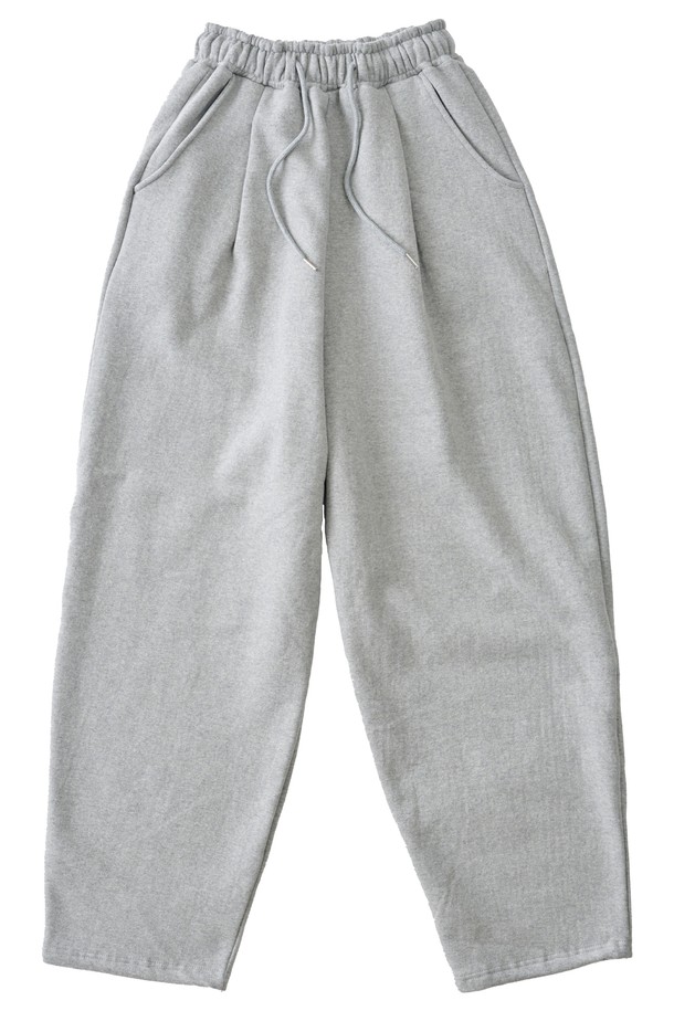 부드러운 촉감의 소프트 커브드 기모 스웨트팬츠 (그레이)입니다. 넉넉한 와이드, 루즈, 커브드 핏으로 편안한 착용감을 선사하며, 겨울, 가을 시즌에 따뜻하게 입을 수 있습니다. 안감은 기모 처리되어 보온성을 높였으며, 허리 밴딩과 스트링으로 조절 가능하고, 실용적인 포켓 디테일이 있습니다. 일상, 캐주얼룩은 물론, 집콕룩, 산책룩, 여행룩 등 다양한 TPO에 활용 가능하며, 캐주얼, 미니멀, 클래식 스타일을 즐겨 입는 분들께 추천합니다.
