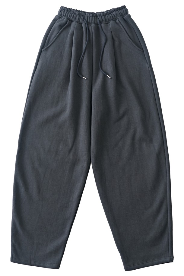 부드러운 촉감의 소프트 커브드 기모 스웨트팬츠 (차콜)입니다. 넉넉한 루즈핏과 와이드 디자인으로 편안한 착용감을 선사하며, 겨울과 가을에 따뜻하게 입을 수 있습니다. 허리 스트링과 포켓 디테일이 실용성을 더하고, 커브드 디자인으로 세련된 핏을 연출합니다. 안감은 기모 처리되어 포근하며, 캐주얼, 베이직, 미니멀 스타일을 즐기는 여성분들께 추천합니다. 집콕룩, 산책룩 등 편안한 TPO에 잘 어울립니다.
