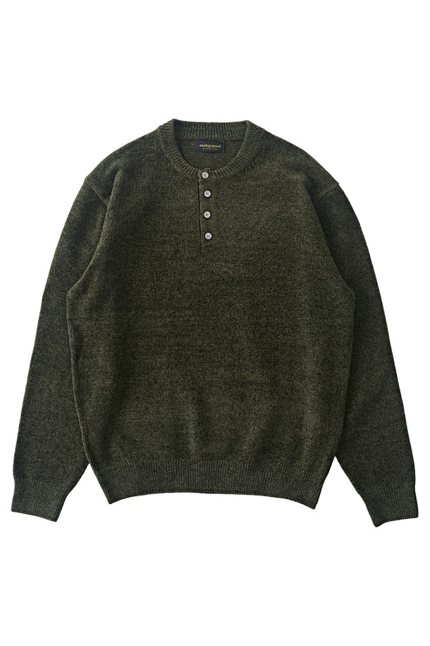 부드러운 벨로아 텍스처가 돋보이는 벨로아 리파인드 헨리넥 라운드 니트 카키입니다. 캐주얼, 베이직, 미니멀 스타일을 아우르는 디자인으로, 가을과 겨울에 활용하기 좋습니다. 헨리넥 디자인과 버튼 디테일이 포인트이며, 레귤러핏으로 편안하게 착용 가능합니다. 비스코스, 폴리에스테르, 아크릴, 스판덱스의 혼방 소재로 제작되어 부드러운 촉감을 선사합니다. 출근룩은 물론 일상에서도 멋스럽게 연출할 수 있는 긴소매 니트입니다.
