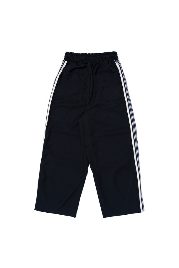 네이비 컬러의 투턱 테이핑 트레이닝 트랙팬츠는 스트리트 무드의 캐주얼한 스타일을 연출하기에 좋습니다. 폴리에스테르 소재로 제작되었으며, 사이드 테이핑과 투턱 디테일이 돋보입니다. 밴딩 처리된 허리와 와이드 루즈핏으로 편안하게 착용 가능하며, 봄, 여름 시즌에 활용하기 좋습니다.
