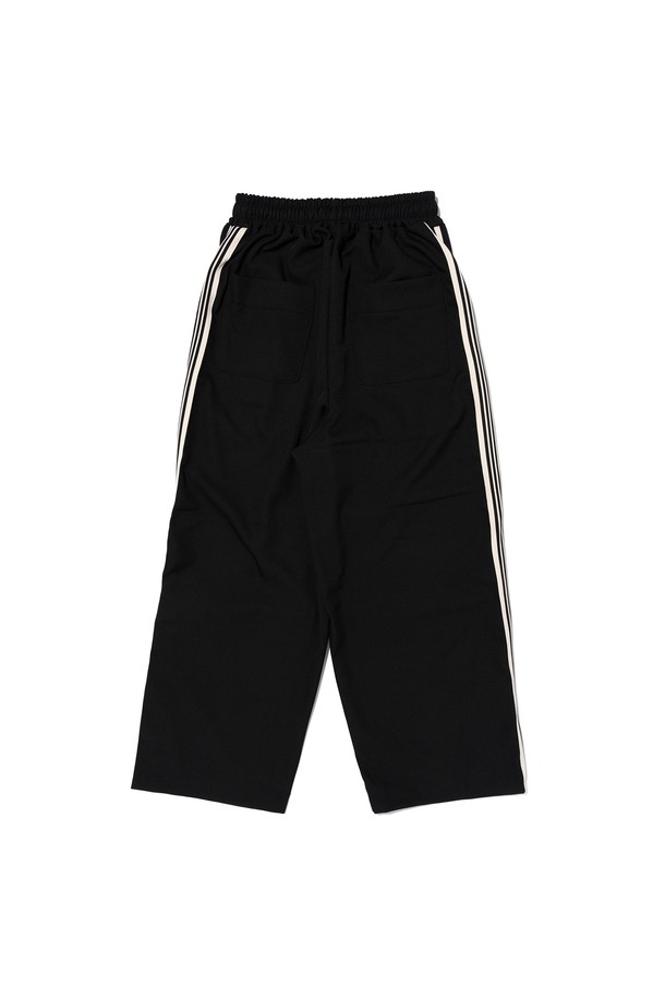 **투턱 테이핑 트레이닝 트랙팬츠 (블랙)**

일상과 스포츠 활동에 모두 적합한 남성용 트레이닝 팬츠입니다. 넉넉한 와이드핏과 긴 기장으로 편안함과 스타일을 동시에 잡았습니다. 폴리에스터 소재로 제작되어 활동성이 높고, 사이드 스트라이프 테이프와 투턱 디테일이 스포티하면서도 스트릿한 무드를 연출합니다. 밴딩 허리 디자인으로 편안한 착용감을 선사하며, 봄, 여름 시즌에 시원하게 입기 좋습니다. 동네 마실룩이나 여행룩으로 활용하기 좋은 캐주얼한 매력의 트레이닝 팬츠입니다.
