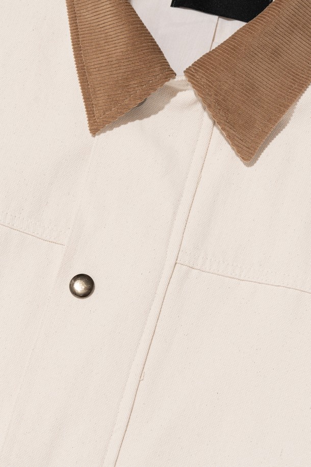 빈티지한 감성의 VINTAGE CANVAS WASHING WORK JACKET (IVORY)는 면 소재로 제작되어 편안한 착용감을 제공하며, 아이보리 색상으로 다양한 스타일에 매치하기 용이합니다. 레귤러 핏의 긴소매 워크 자켓 디자인으로, 양쪽 사이드 포켓과 트림 디테일, 히든 디테일이 더해져 심플하면서도 실용적인 멋을 냅니다. 봄, 가을 시즌에 일상복으로 활용하기 좋으며, 베이직하고 캐주얼한 스타일을 연출할 수 있습니다.
